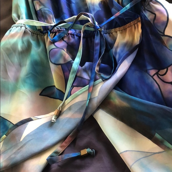 Jennifer Lopez brand dress - Picture 4 of 5